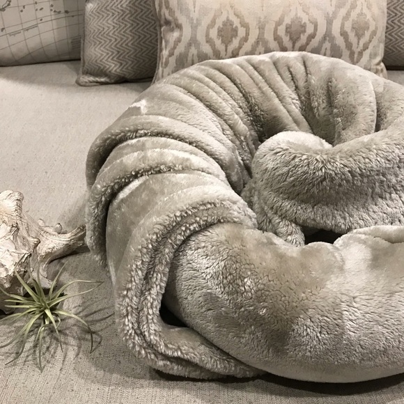 🍁Donated Luxurious champagne plushie blankie🍁 - Picture 11 of 17